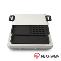 白色與黑色組合的左右溫控電烤盤，包含一個可拆卸的蓋子，以及兩款可替換的烤盤：一款是平整的黑色烤盤，另一款是帶有圓形凹槽的黑色烤盤，可製作章魚燒。烤盤下方是白色的烤盤主體，帶有控制面板和提把。