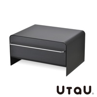 黑色金屬材質的抽屜式收納櫃，帶有銀色金屬長形把手，設計簡潔，邊角圓潤。