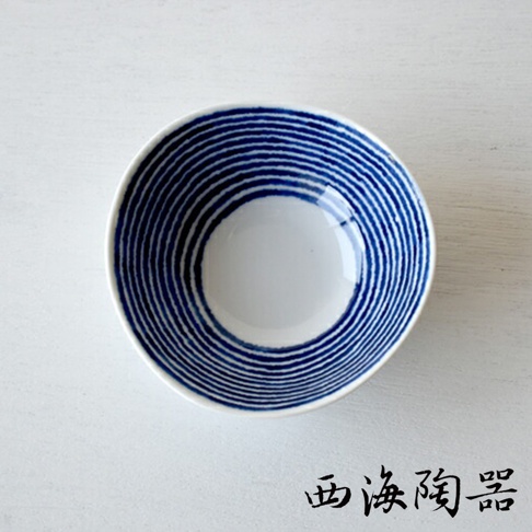 波佐見燒藍玉紋五件式小菜碟，白色陶瓷碟身，內外側皆有手繪藍色同心圓紋路，呈現樸實的日式風格。