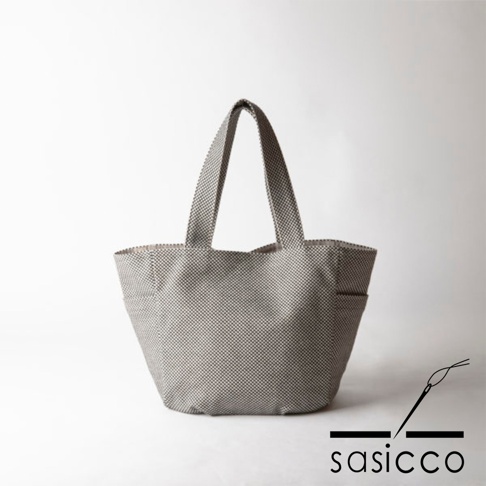 三河木綿刺子織圖案的灰色托特包，帶有蝴蝶結造型和側邊口袋，以及雙提把。