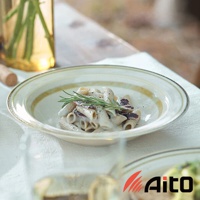 Anyware 美濃燒葉紋復古溫潤主食盤，盤身為米白色，盤緣飾有兩圈金黃色葉紋，盤中盛有奶油醬義大利麵，並以迷迭香裝飾。