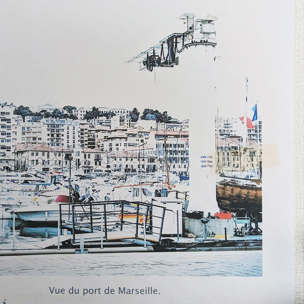 無框帆布藝術海報，描繪馬賽港風景，有許多船隻停泊，背景是多層樓的白色建築群，上方繪有復古飛機造型的裝置藝術。