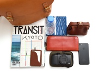 収納例:雑誌、A5冊子、ペットボトル(500ml)、デジカメ、ハンカチ、ファスナー長財布(WL-58)、ガマ口ポーチ(KF-143-S)、スマートフォン(i-Phone7)とパスケース(KC-78)。
