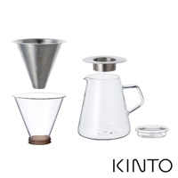 Carat免濾紙咖啡沖泡壺組包含一個銀色金屬濾網、一個帶有木質底座的玻璃濾杯、一個透明玻璃分享壺以及一個玻璃壺蓋。