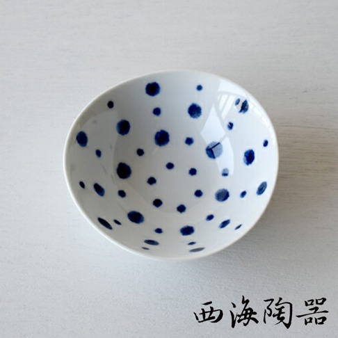 波佐見燒藍玉紋五件式小菜碟，白色陶瓷碗身，佈滿大小不一的藍色圓點圖案，碗緣略向外翻，整體呈現簡約質感。