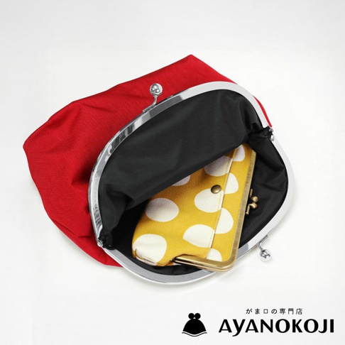 京都職人手作AYANOKOJI品牌紅色口金包，內有一個黃色愛心圖案的零錢包，圖片下方有品牌Logo和日文「がま口の専門店」。