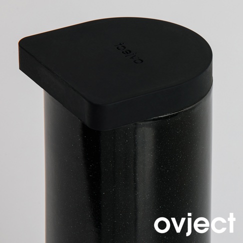 黑色三用保溫瓶，瓶身帶有細緻的閃光顆粒，頂部配有黑色方形帶圓角的瓶蓋，瓶蓋上壓印有品牌標誌。