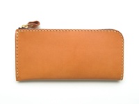 職人手作皮革L型拉鍊長夾 (WL-3)，淺棕色光滑皮革，搭配金色拉鍊及同色系縫線，簡潔俐落的設計。