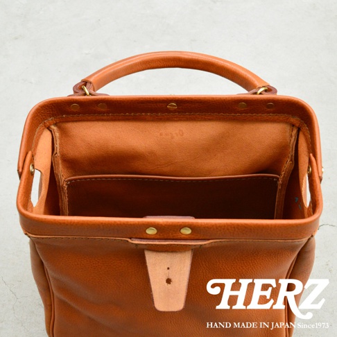 職人手作皮革Organ方形口金托特包，展示包款的內部空間，以淺棕色皮革製成，風格簡約。