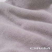 柔軟的灰色毛巾，細膩的織紋，觸感蓬鬆。