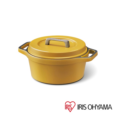 黃色圓形無水調理鍋，鍋身與鍋蓋皆有兩側把手，鍋蓋中央設有銀色金屬提把，整體為鑄鐵材質。