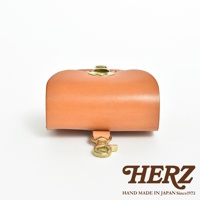 職人手作皮革耳機收納包 KF-4，採用原色皮革製成，設有金色金屬旋轉釦及掛鉤，整體設計簡約實用。