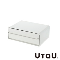 白色抽屜式收納櫃，設有金屬拉手，櫃體邊緣呈圓弧形，材質為金屬。