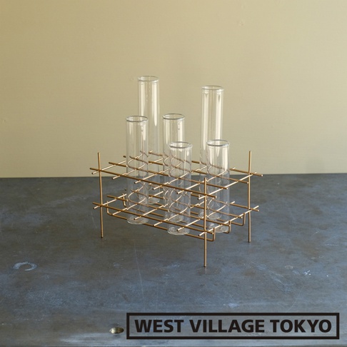 金色金屬網架上擺放著六個透明玻璃試管狀花器，每個花器都呈現圓柱形，開口向上，用於插置植物。