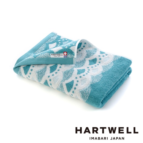 今治和風傳統紋樣言織浴巾，採用觸感柔軟的純棉材質，以淡藍色與白色交織出菱形與點狀的日式傳統圖紋，邊緣帶有漸層的藍色調。