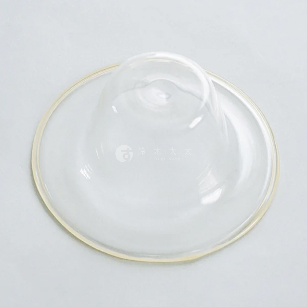 一個透明玻璃製成的深型點心碗，碗邊緣有淺黃色飾邊，碗底中央有一個圓形凸起。