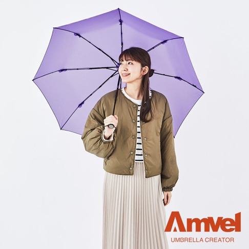 一位女子撐著紫色自動傘，傘骨清晰可見，傘面為透明材質，女子身穿軍綠色連帽外套與米白色百褶裙。