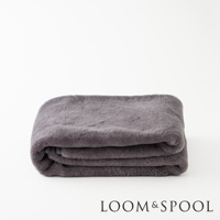 單人厚實保暖墊，深灰色美麗諾羊毛材質，質地柔軟，整齊對折置於純白背景上。