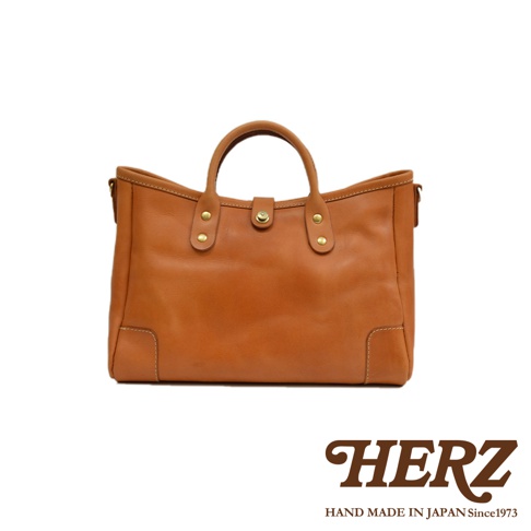 職人手作皮革托特包，淺棕色，配有兩個提把和金色金屬扣。