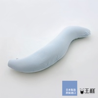 淺藍色長條形兒童抱枕，材質柔軟，呈現彎月狀，適合兒童倚靠或抱睡。