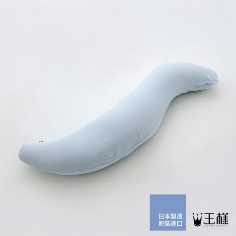 淺藍色長條形兒童抱枕，材質柔軟，呈現彎月狀，適合兒童倚靠或抱睡。