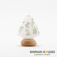 白色紙質燈罩，印有綠色線條圖案，包含小動物、花草及樹枝。燈座為圓形木質，淺木色。