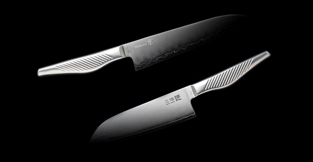 兩把銀色不鏽鋼水果刀，刀柄皆有斜紋防滑設計，其中一把刀身上有波浪紋及「Shikisai 京」字樣。