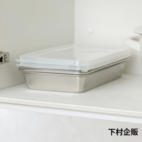 不鏽鋼長方形調理保存盒堆疊，上方蓋有透明塑膠蓋，呈現銀色金屬光澤。