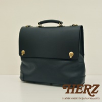 黑色皮革波士頓包，具有金色旋轉鎖扣和頂部提把，適合旅行和商務使用。