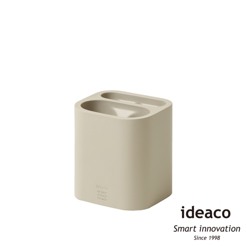 米色簡潔雨傘筒架，採用圓潤方形設計，頂部有兩個開口，可收納雨傘。