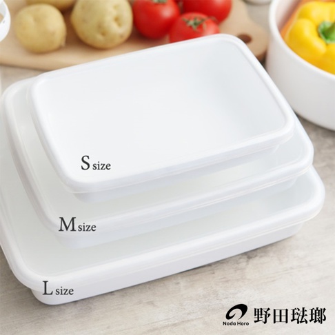 白色長方型淺型琺瑯保存容器堆疊，標示 S、M、L 尺寸。背景有番茄、馬鈴薯和黃椒。