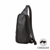 JETTER 隨身側背包 CJTE-021，黑色粒面皮革材質，造型簡約，配有可調節肩帶和拉鍊開合。
