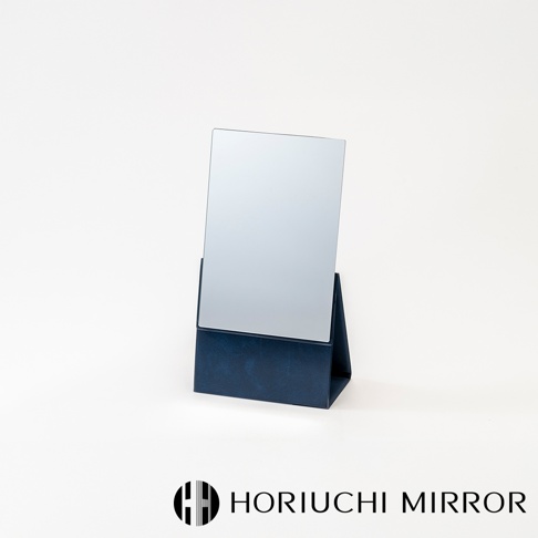 NAPURE 桌上型2Way折疊化妝鏡，深藍色皮革支架，簡約直立式設計，鏡面清晰，適合桌面使用。