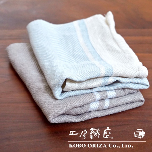 兩條 LINETH 純亞麻斜紋萬用廚房拭巾，一條為淺灰色，帶有白色橫條紋；另一條為淺藍色與白色相間的條紋，材質皆為斜紋編織。