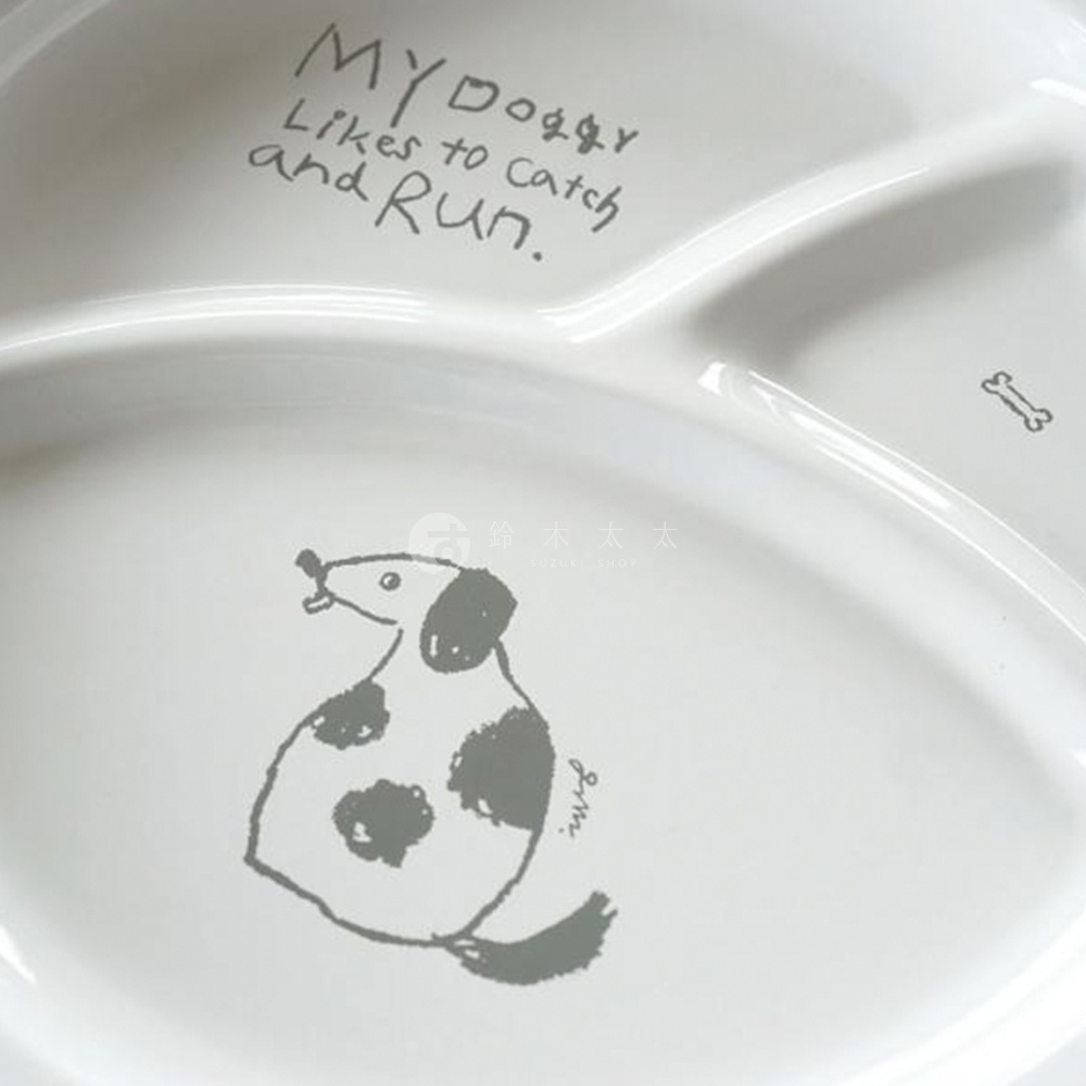 白色琺瑯分隔餐盤，印有手繪風格的斑點狗圖案及英文文字「MY Doggy Likes to catch and RUN」，盤面右側有一個骨頭圖案。