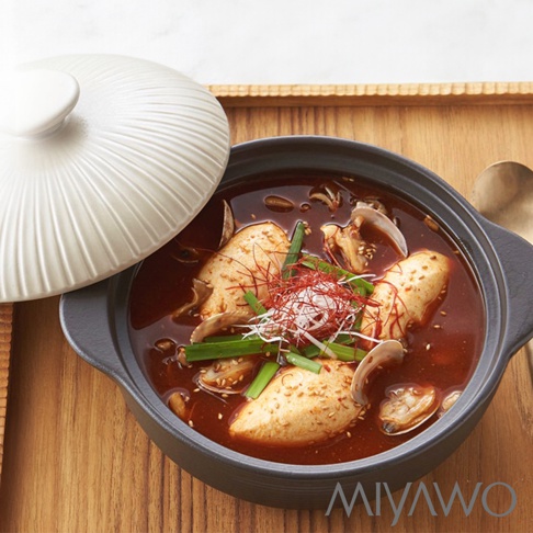 IH系列7.5號陶土湯鍋，1.8L容量，鍋身為深灰色，配有白色帶有放射狀紋路的鍋蓋。鍋內盛有紅褐色湯汁，湯中燉煮著魚塊、蛤蜊、蔥段及細絲裝飾，呈現出豐富的料理內容。