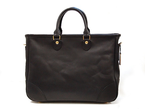 黑色皮革製成的手提包，配有兩個頂部手柄和金色金屬配件，底部有加固設計。