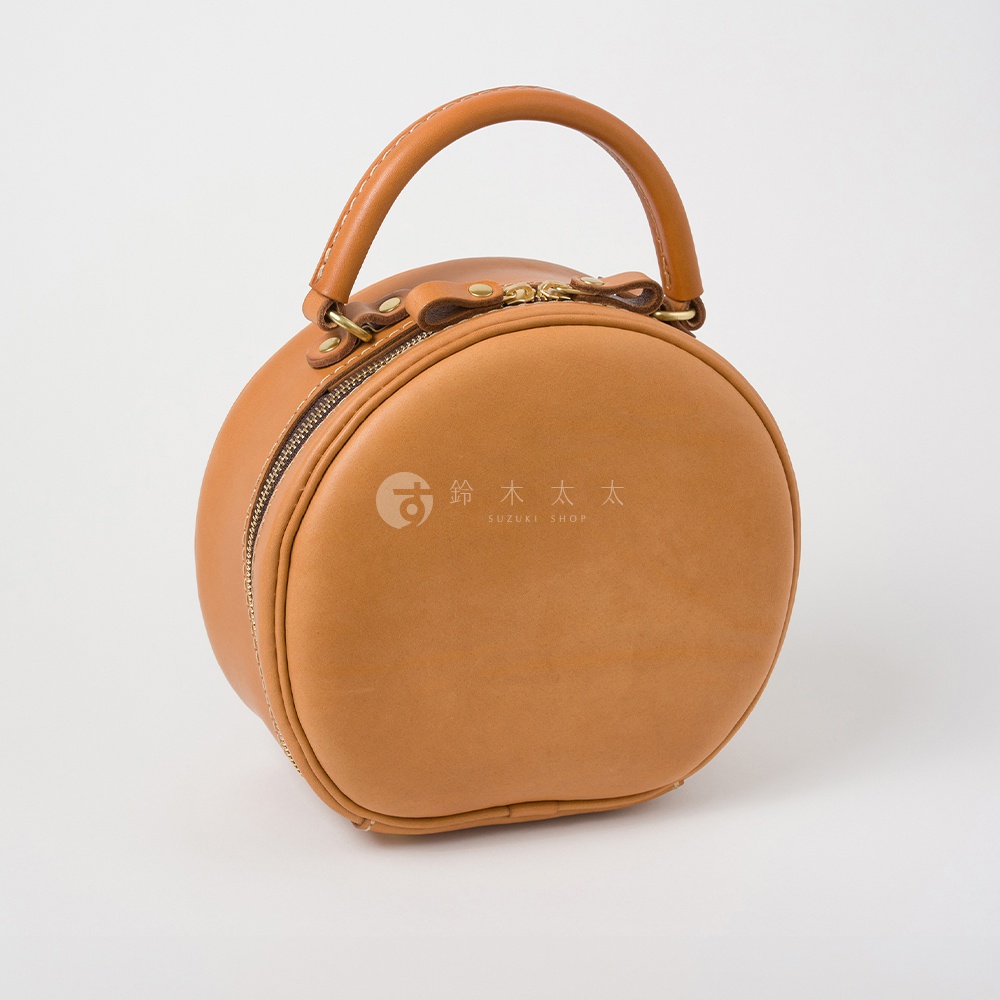 日本HERZ職人手作皮革兩用圓形包 Q-13， tan色，提把設計，拉鍊開口，包身上有SUZUKI SHOP字樣