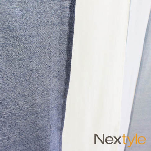 深藍色、米白色和淺灰色的門簾布料，材質呈現細緻織紋。