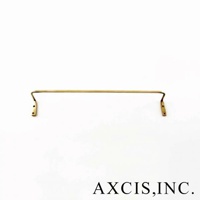 輕奢黃銅單桿毛巾架，呈現亮黃銅色，單一長桿設計，兩端設有彎折，並附有兩個安裝孔，整體簡約。