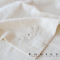 純白色厚感毛巾，織有可愛的兔子刺繡圖案，毛巾材質柔軟，觸感舒適，帶有連帽設計，適合嬰幼兒使用。