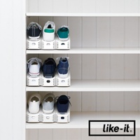 白色可調節雙層收納鞋架，整齊擺放著黑色、白色、綠色、深藍色及牛仔布料的運動鞋和帆布鞋。