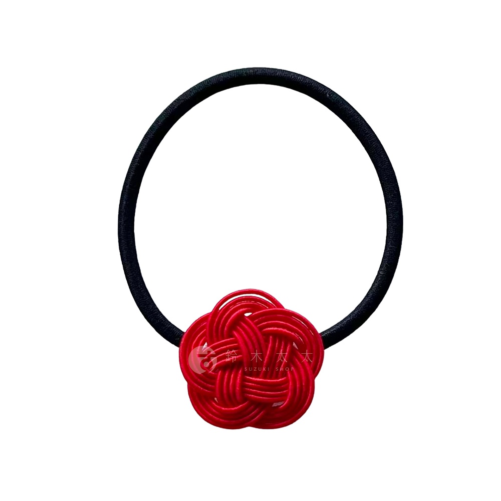 一條黑色髮圈，配有紅色編織水引花結裝飾。