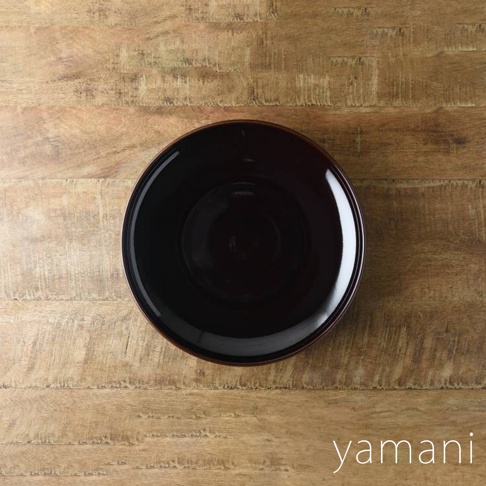 赤飴釉美濃燒圓盤，深棕色調，釉面光滑，置於木紋背景上。