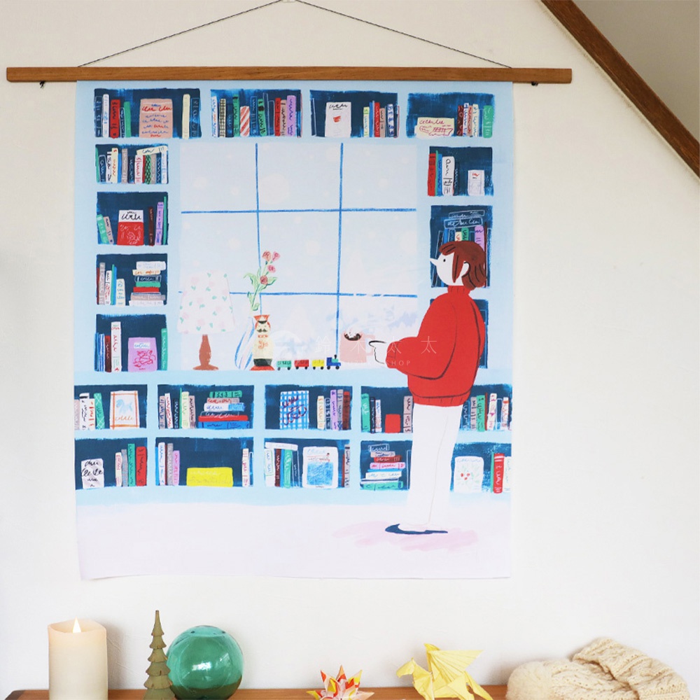 無框帆布藝術海報，以淺藍色為背景，描繪了充滿書籍的書架、窗戶、桌上的花瓶與小火車，以及一位身穿紅色毛衣、手持咖啡杯的女士。
