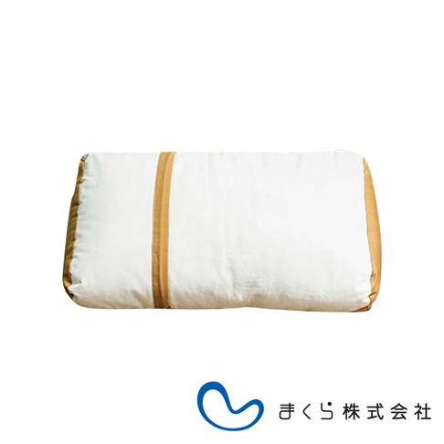 JOURNEY 旅行便攜枕，白色布套，兩側有棕色邊條，枕套材質看來是棉質，枕頭呈長條形。