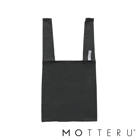 這是一個黑色的大容量摺疊環保隨行袋，由輕質尼龍材質製成，有兩個長提把，左側提把上縫有白色標籤，印有「MOTTERU」字樣。