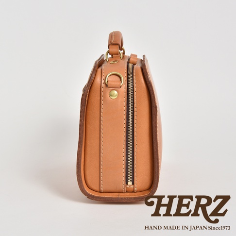 職人手作皮革兩用方形單肩包 CW-9，展示為天然棕色，採用高品質皮革製成，側面帶有拉鍊開合及金屬扣環，整體結構紮實，設計簡約。