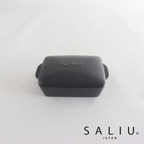 The Chef 黑色迷你耐熱陶製烤盤，帶有蓋子，表面印有品牌名稱。