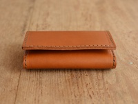 職人手作皮革Organ證件分類收納夾 (GS-30)，淺棕色皮革，手工縫線，簡約設計，放在木質背景上。